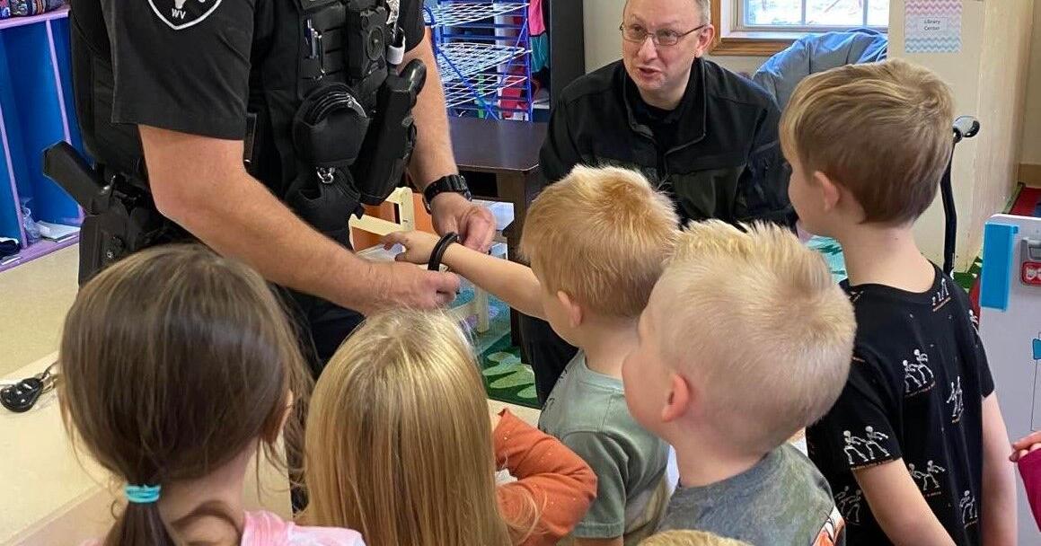 Deputy Varney shows how handcuffs work | | wvnews.com