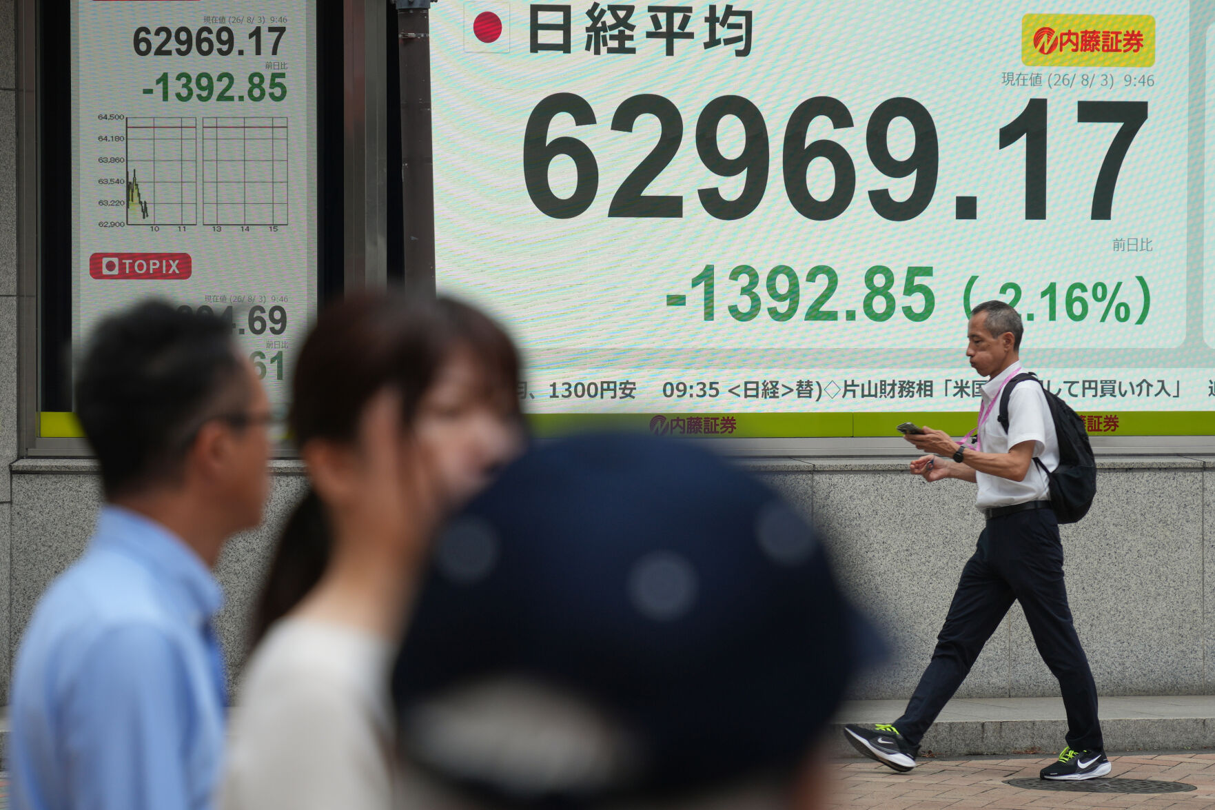 Asian stocks are mixed as yen jumps against the dollar, while oil