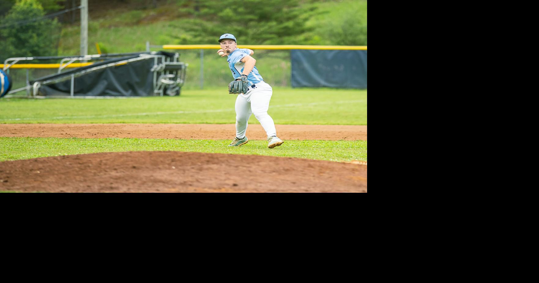 6732-Third baseman throws runner out.jpg