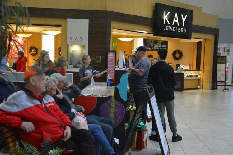 Lastminute shoppers take over Meadowbrook Mall in Bridgeport (West