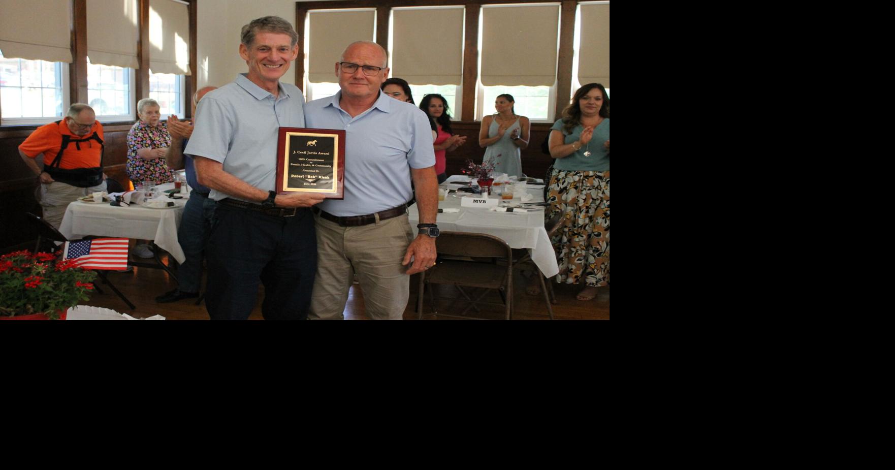 Bob Klenk receives Cecil Jarvis Award at 10K dinner