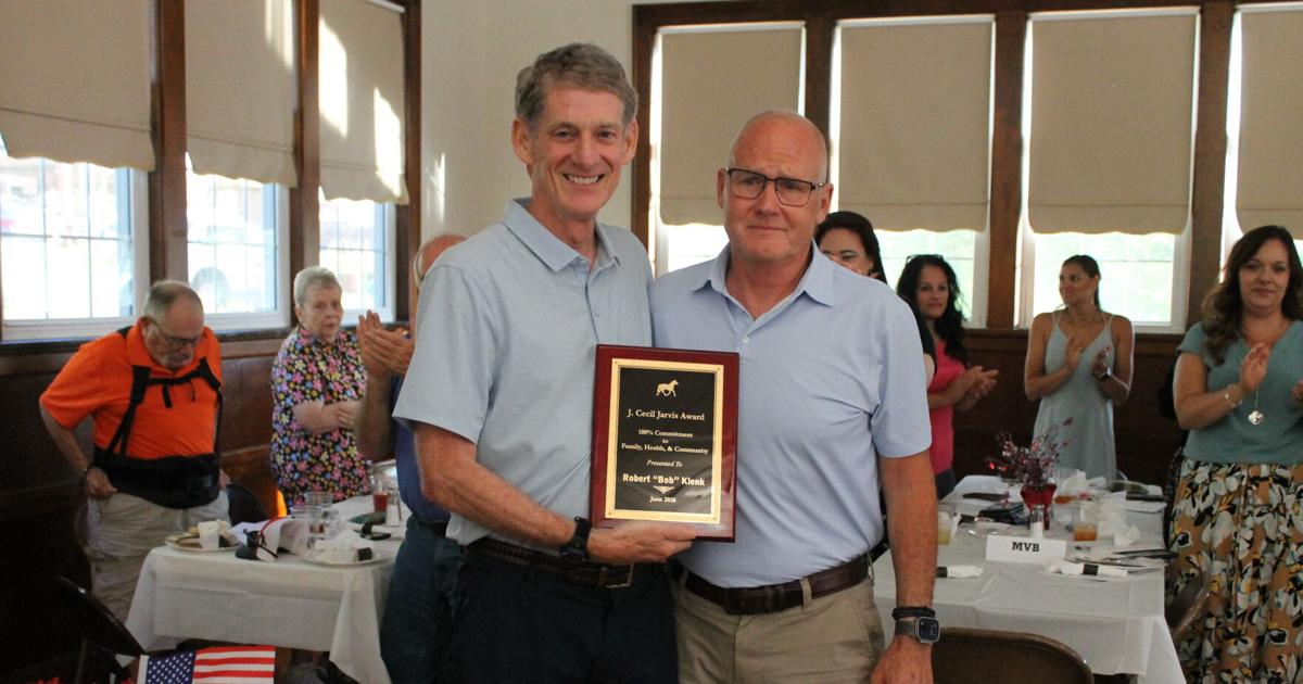 Bob Klenk receives Cecil Jarvis Award at 10K dinner