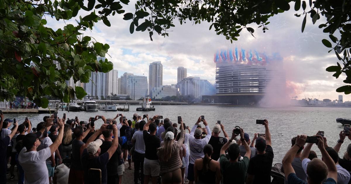 Implosión del Hotel de Miami