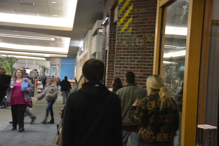 Last-minute shoppers take over Meadowbrook Mall in Bridgeport ...