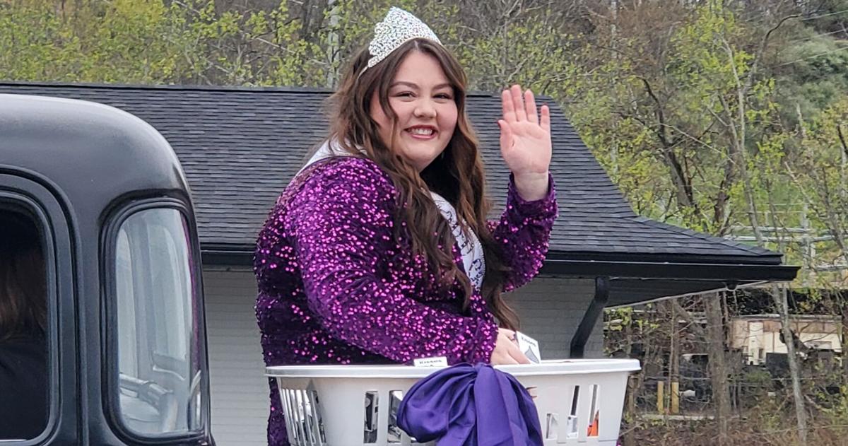 Dale Cheuvront Cheuvront throws out sweet treats | | wvnews.com