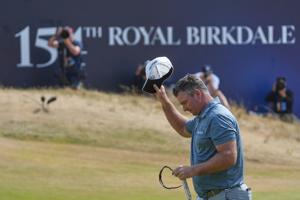 Fox matches major record with 62 in British Open