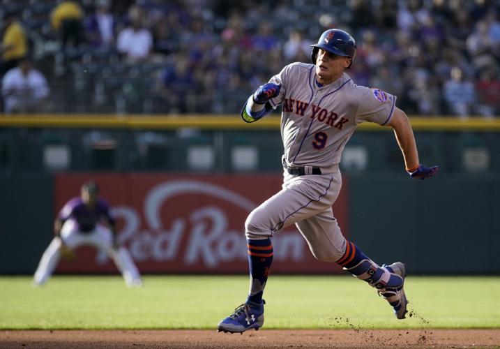 Phoenix, Arizona, USA. 22nd Apr, 2022. Brandon Nimmo (9) of the New York  Mets hits a single in the top of the 6th inning between the New York Mets  and the Arizona