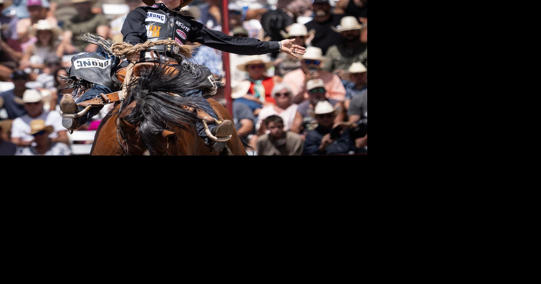 Zeke Thurston hangs on tight for saddle bronc semifinal win at Cheyenne Frontier Days