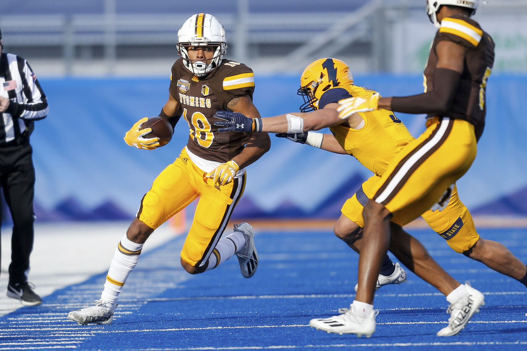 wyoming football gloves