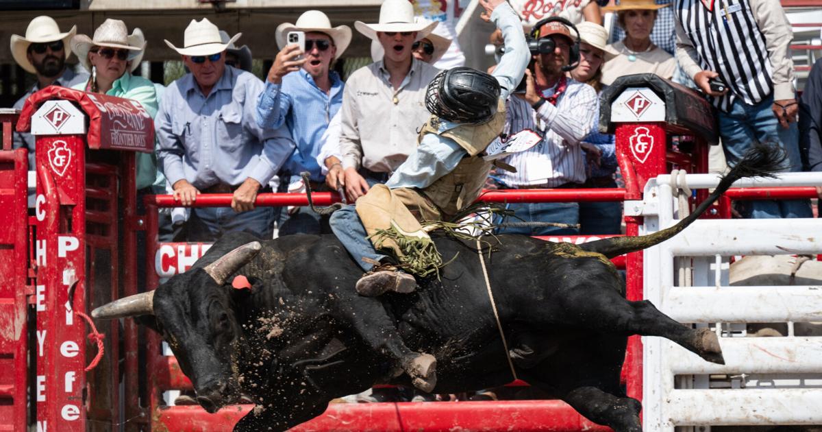 World No. 1 bull rider Noah Lee nearly sets arena record at Cheyenne Frontier Days