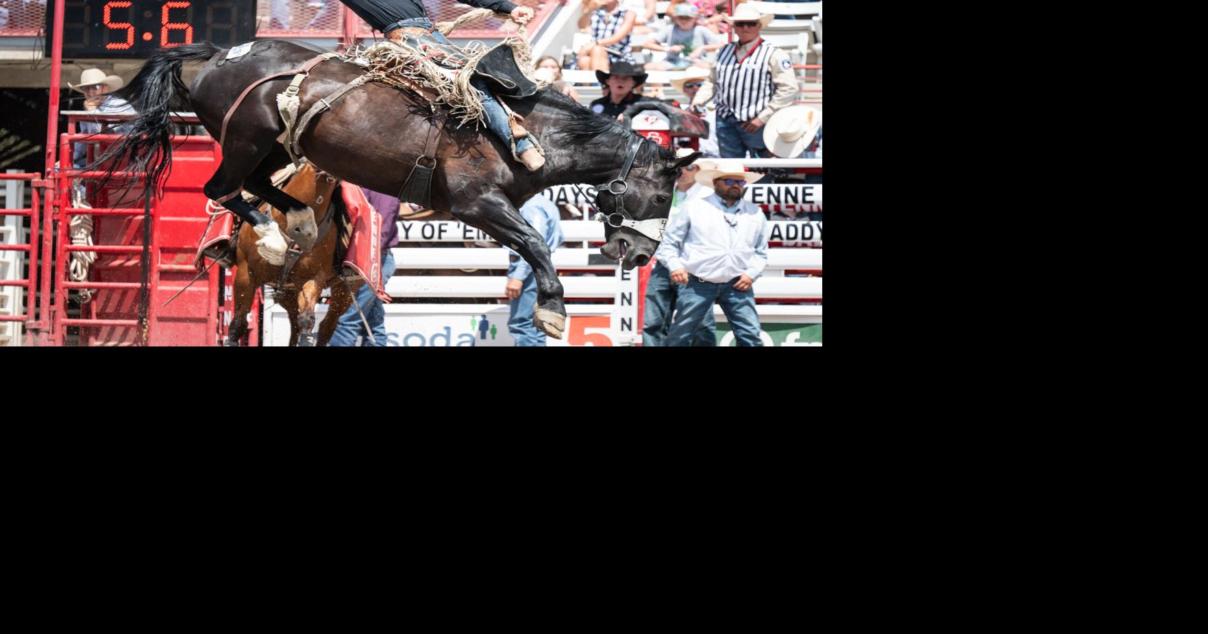 Powell's Brody Wells posts first 90-point saddle bronc ride of the rodeo to win Tuesday's performance