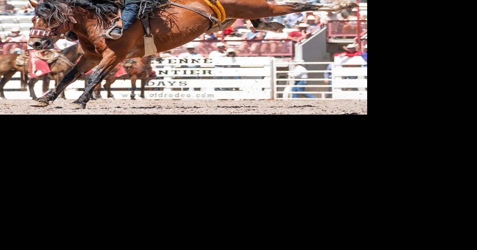 Zeke Thurston capitalizes on re-ride to win saddle bronc round