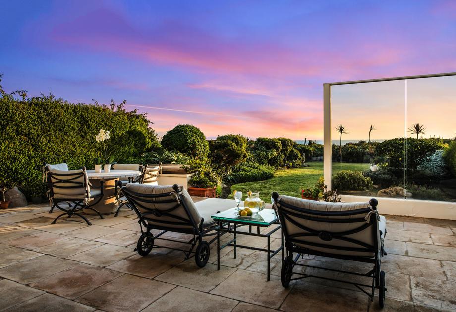 Hot Property Mindy Kaling Makes A Splash On Malibu S Broad Beach