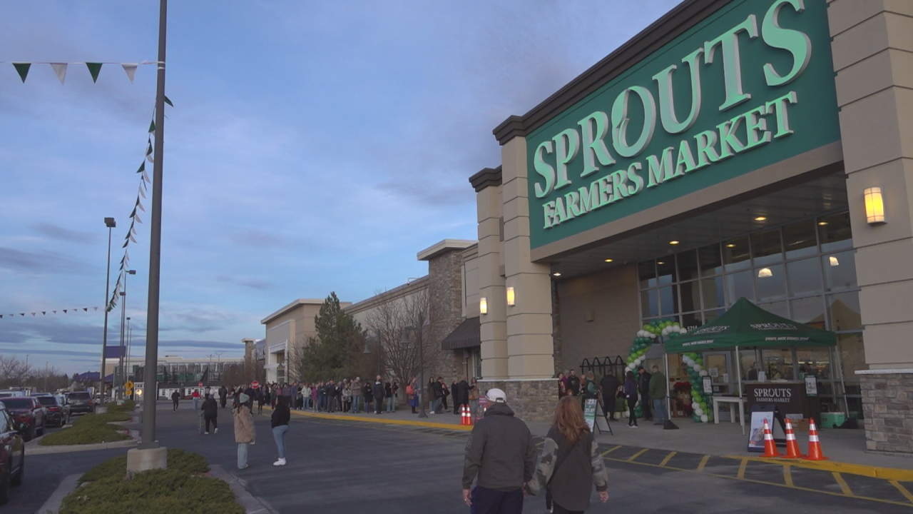 Sprouts Farmers Market celebrates opening with ribbon cutting ceremony ...