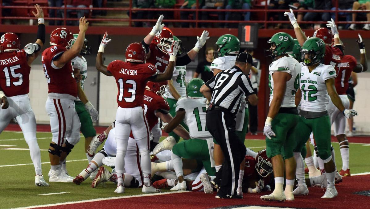 Top 25 Thrashing Coyotes Rout Und 45 7 Sports Yankton Net