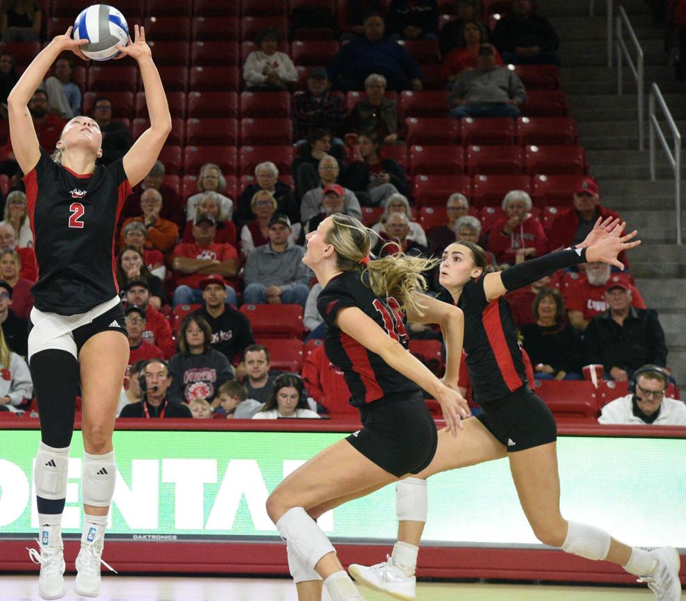 Setter Van Hook Aims To Finish South Dakota Career On High Note