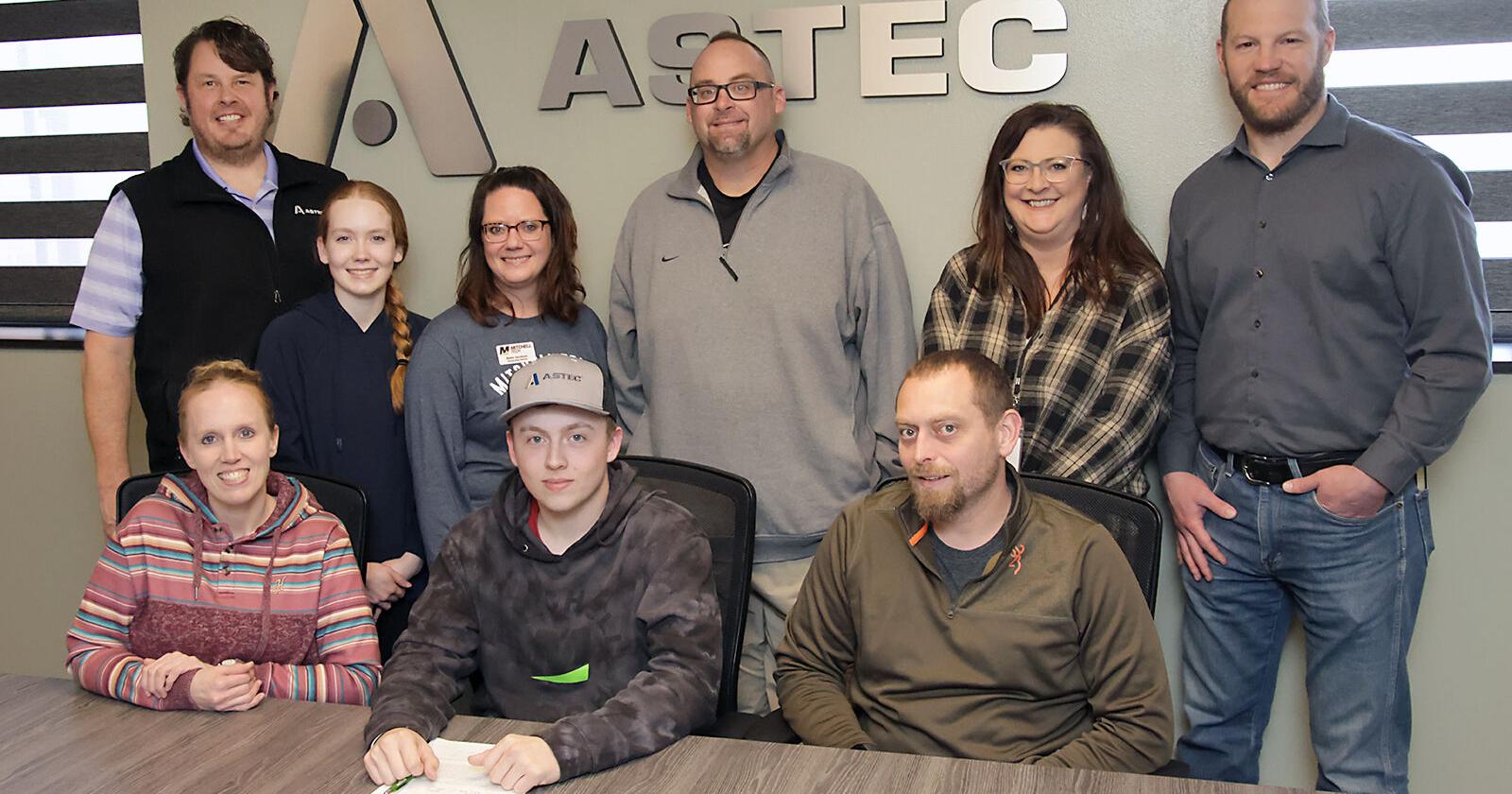 YHS Student Lands Build Dakota Scholarship - Vimarsana News
