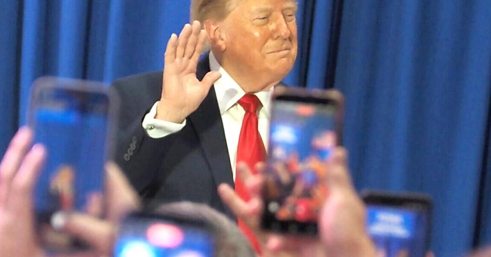 In Sioux City , Trump Calls For Omar To Resign , Defends Ramaswamy Campaign Ad