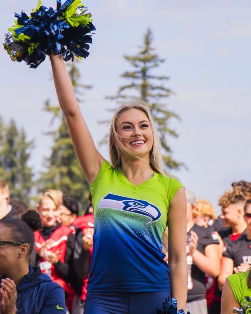yelm.190906.yelm.seahawks.donation.jw5.jpg