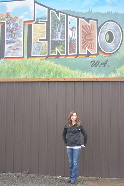 Tenino Artist Paints City S History In Mural News Yelmonline Com
