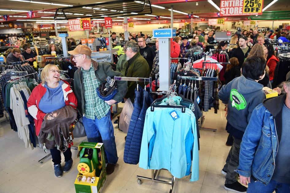 Emotional Process Shoppers Flock To Yelm S Sunbird Shopping Center After Closure Announcement News Yelmonline Com