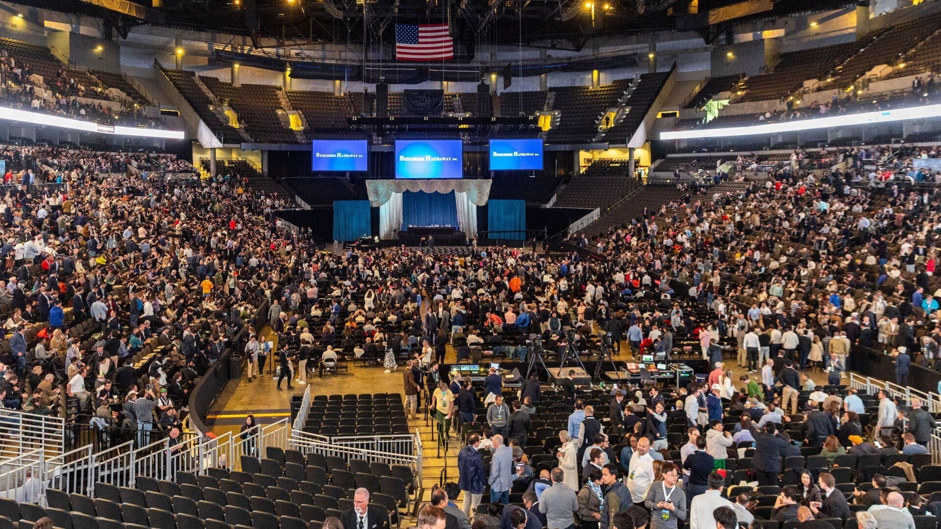Buffett announces plan to step down as CEO of Berkshire Hathaway