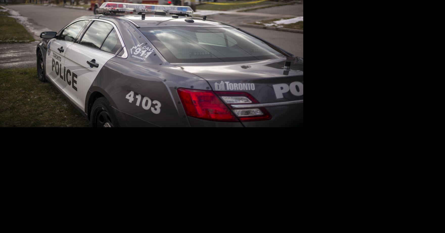 Police arrest man, seize gun after foot chase in downtown Toronto