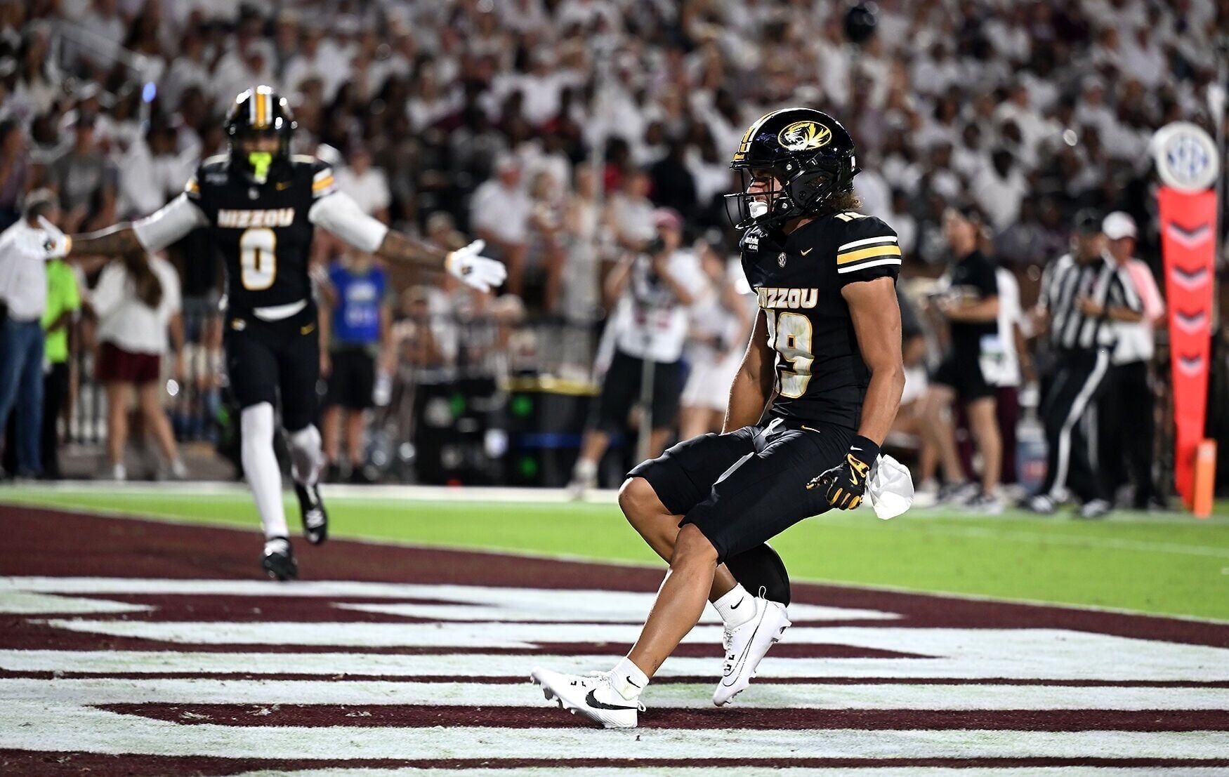 <a href="https://www.youralaskalink.com/sports/national/mizzou-wide-receiver-cayden-lee-19-scores-a-touchdown/image_08dd70a3-7d1b-53fd-ad89-6a6655d651ba.html" target="_blank">Mizzou wide receiver Cayden Lee (19) scores a touchdown</a>