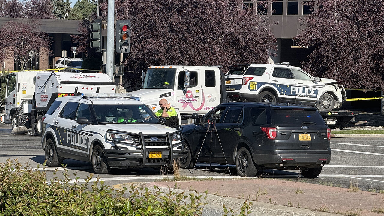 <a href="https://www.youralaskalink.com/news/local/anchorage-police-cruiser-had-lights-siren-on-before-deadly-taxi-crash/article_693e7799-bed2-45b8-97ed-77afb94cddde.html" target="_blank">Anchorage police cruiser had lights, siren on before deadly taxi crash</a>