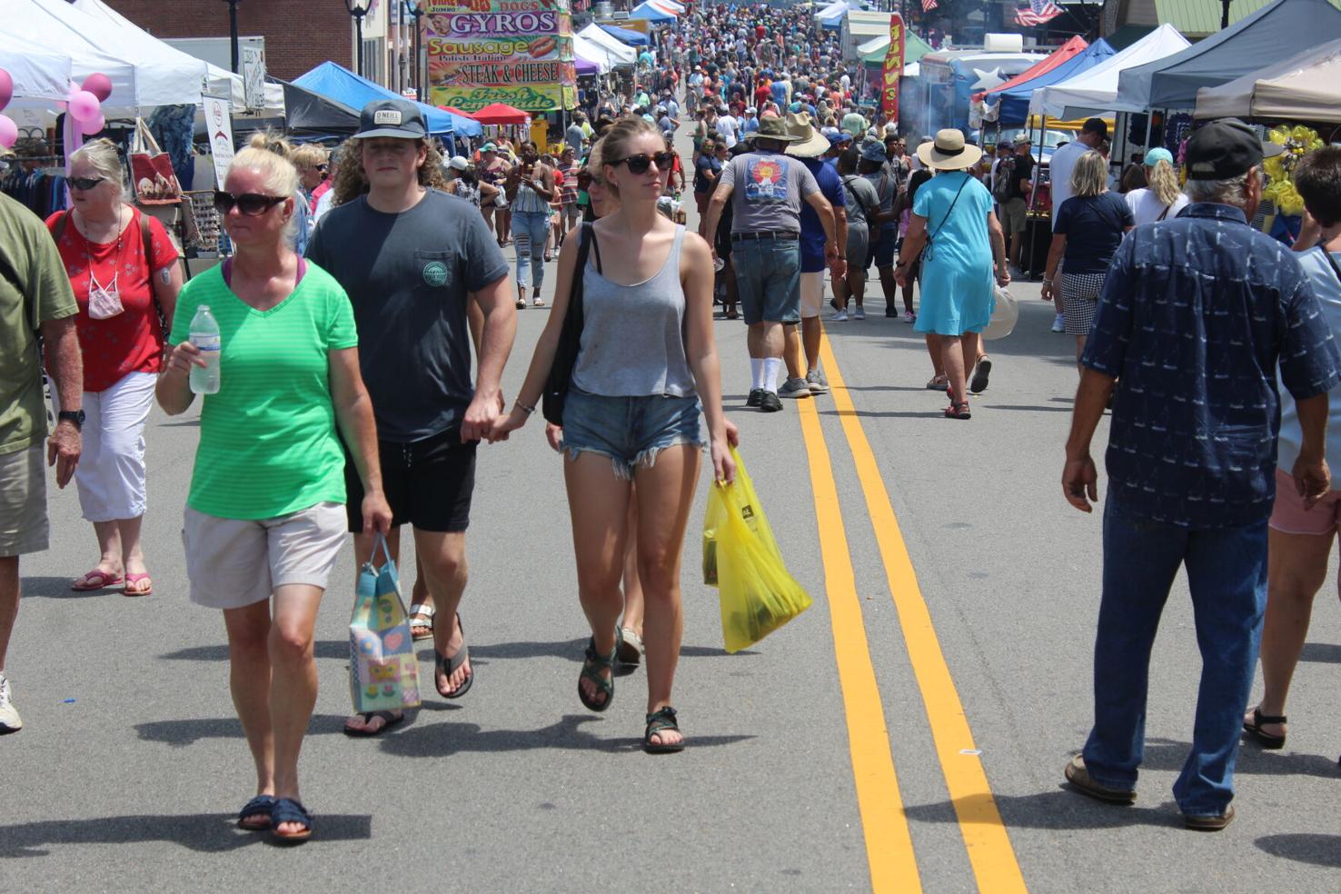 PHOTOS Thousands enjoy Lakefest in Clarksville Local News