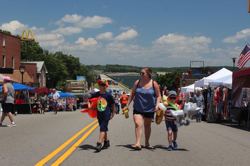 PHOTOS Thousands enjoy Lakefest in Clarksville Local News