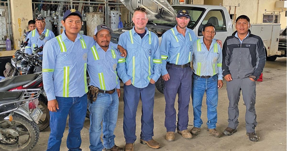 Electricistas se ofrecen como voluntarios para ayudar a electrificar un pueblo en Guatemala | Negocio local Electricistas se ofrecen como voluntarios para ayudar a electrificar un pueblo en Guatemala | Negocio local