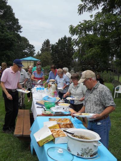 Southern Virginia Daylily Society holds summer picnic