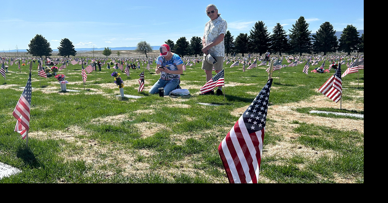 Memorial day flowers honor Veterans at Oregon Trail Cemetery